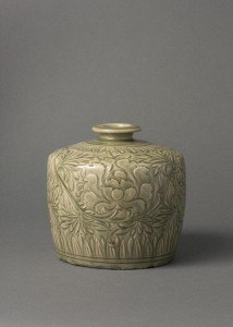 2＿重要文化財 青磁刻花牡丹唐草文瓶＿4933